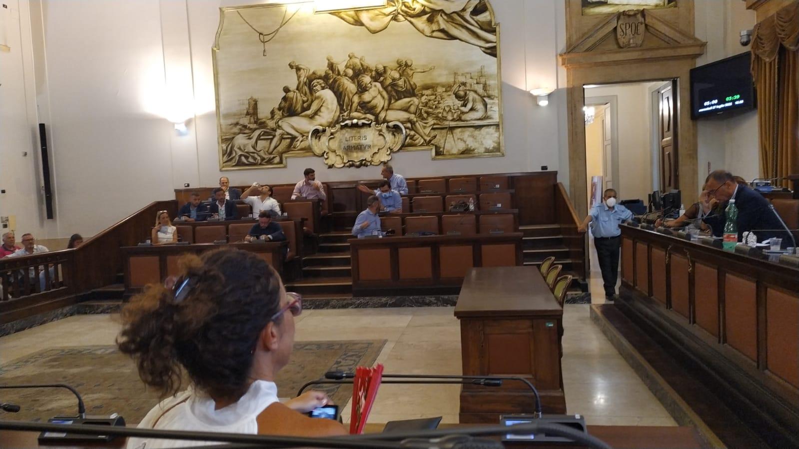 Catania, manca numero legale: delibera su aumento Tari torna in aula stasera