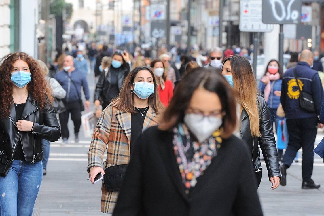 Omicron 5: positivi asintomatici continuano a circolare in strada, cosa si rischia