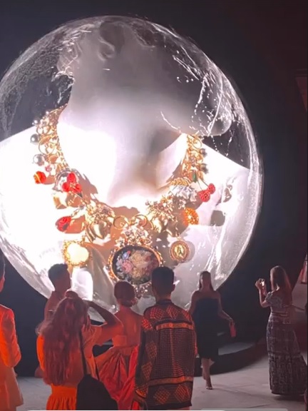 Dolce e Gabbana a Siracusa, sfilata D&G: chi sono i vip e le celebrità presenti – Fotogallery