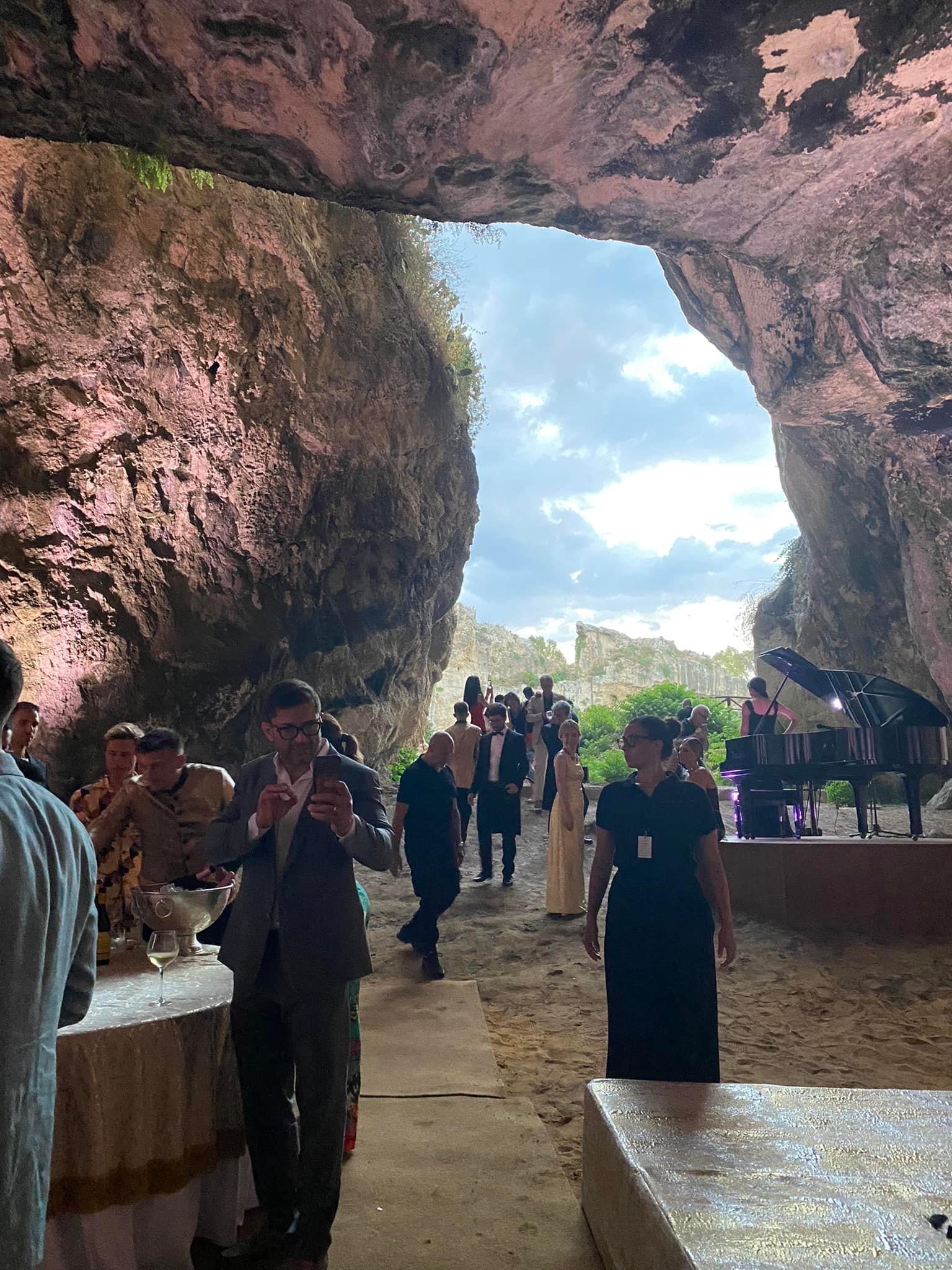 Dolce e Gabbana a Siracusa, sfilata D&G: chi sono i vip e le celebrità presenti – Fotogallery