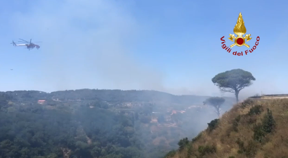 Grosso incendio di vegetazione a Messina: Canadair in azione – VIDEO