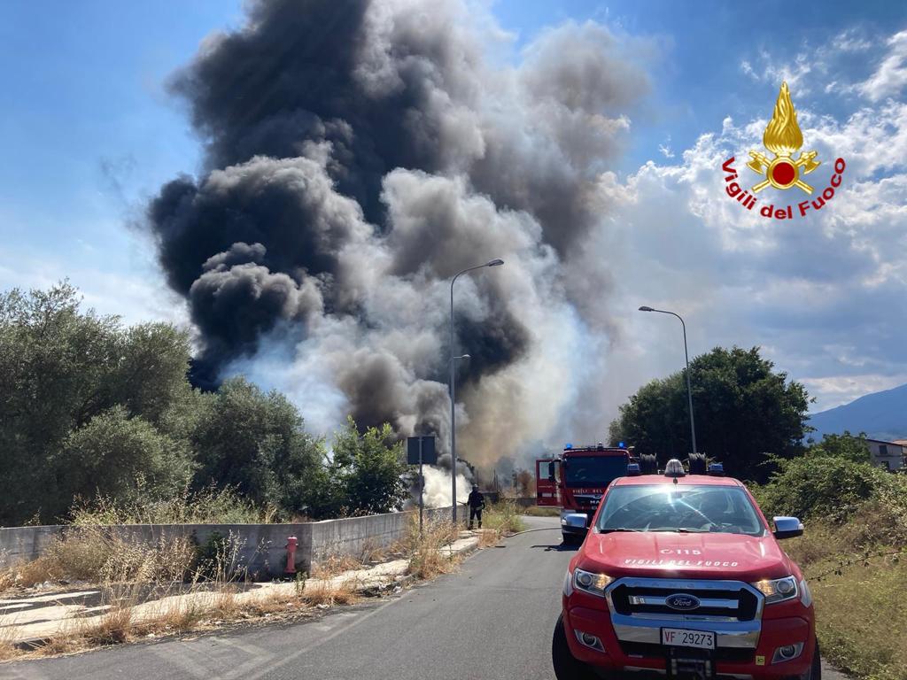 Incendio a Giarre, le fiamme raggiungono alcuni edifici: vigili del fuoco sul posto