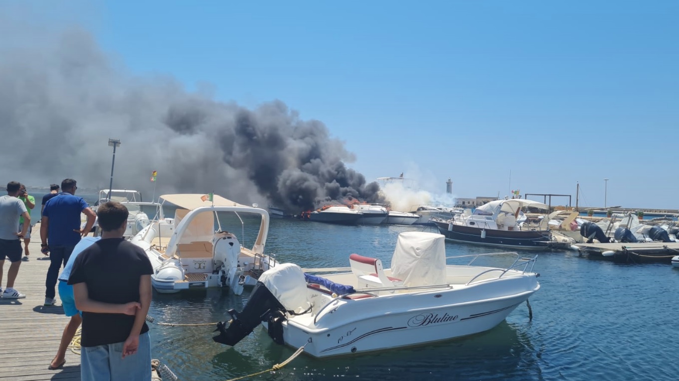Enorme incendio al porto di Marsala, distrutte tre barche: accertamenti in corso – VIDEO