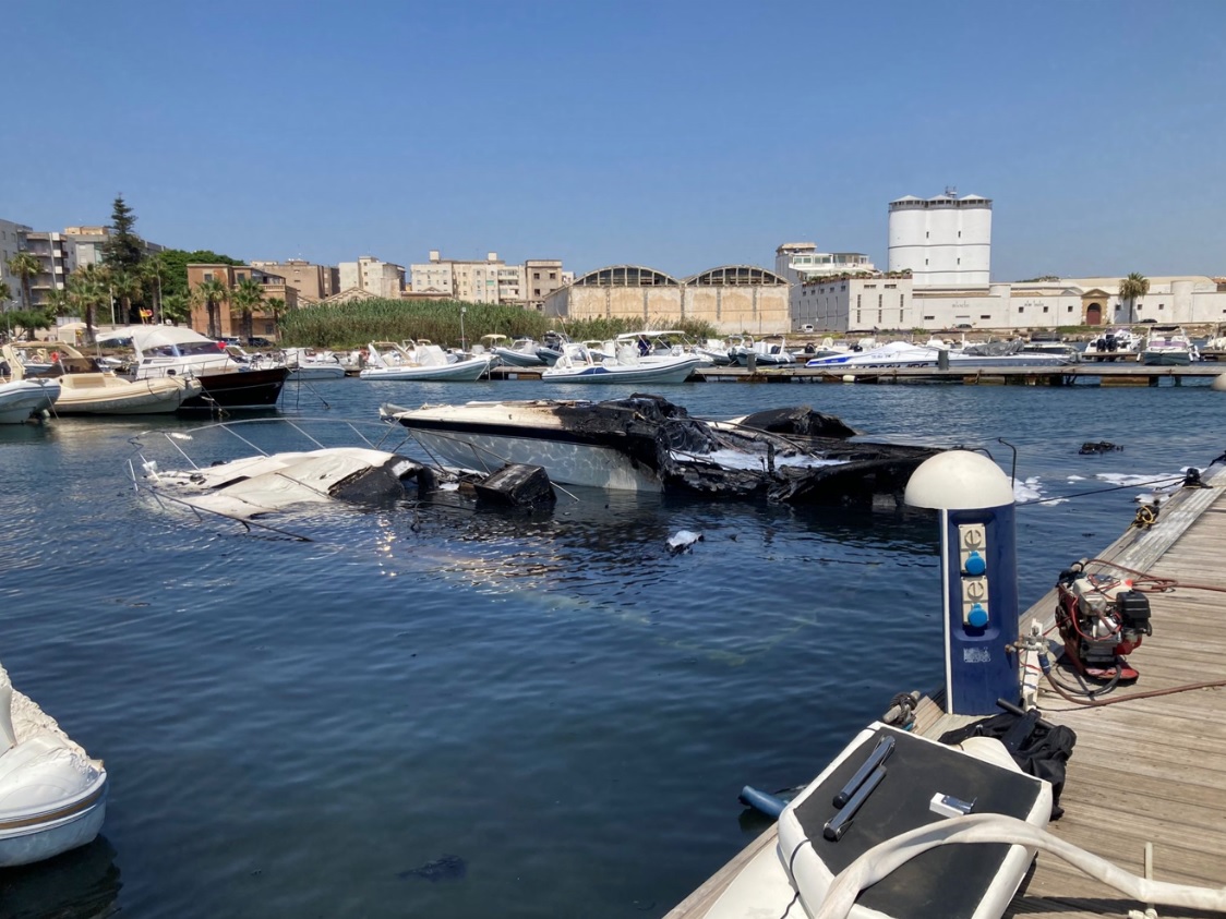 Enorme incendio al porto di Marsala, distrutte tre barche: accertamenti in corso – VIDEO Enorme incendio al porto di Marsala, distrutte tre barche: accertamenti in corso – VIDEO