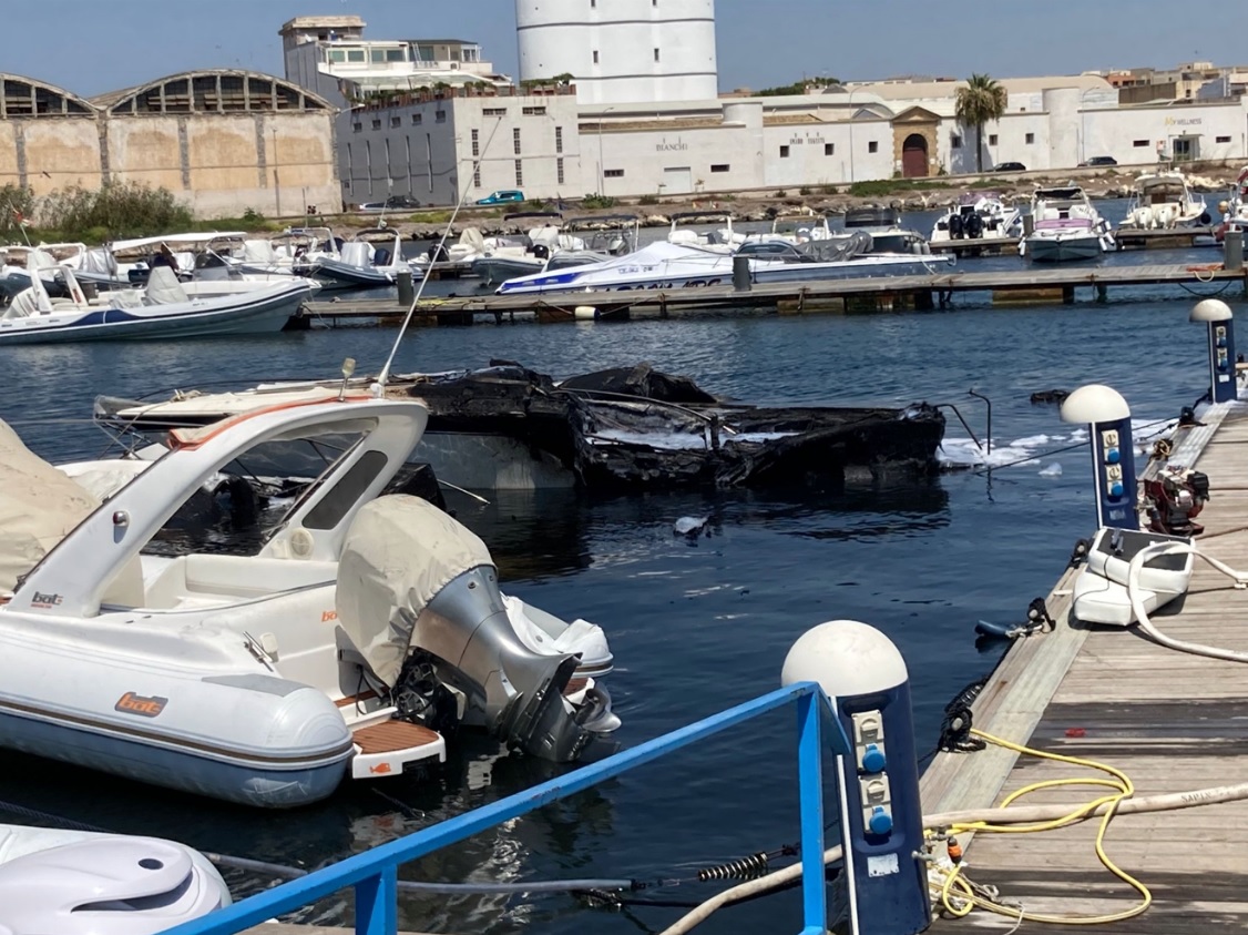 Enorme incendio al porto di Marsala, distrutte tre barche: accertamenti in corso – VIDEO Enorme incendio al porto di Marsala, distrutte tre barche: accertamenti in corso – VIDEO