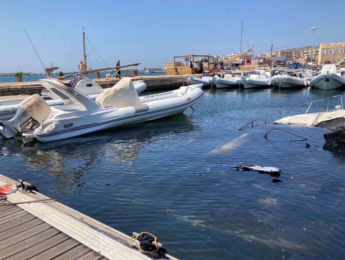 Enorme incendio al porto di Marsala, distrutte tre barche: accertamenti in corso – VIDEO Enorme incendio al porto di Marsala, distrutte tre barche: accertamenti in corso – VIDEO