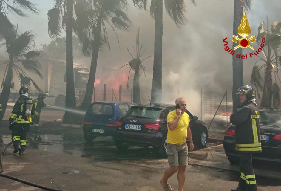 Sicilia, non si placano gli incendi ma all’appello mancheranno 4.000 forestali