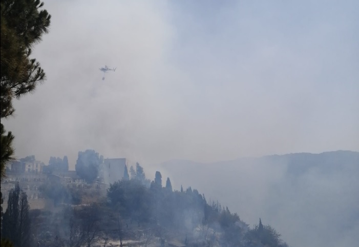 Messina in fiamme, incendi a Gesso e in un deposito: cielo oscurato da fumo