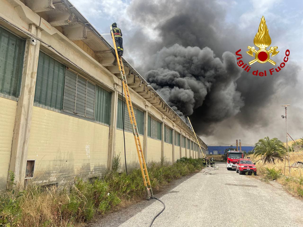 Caltagirone, incendio in capannone di giocattoli della zona industriale – Foto