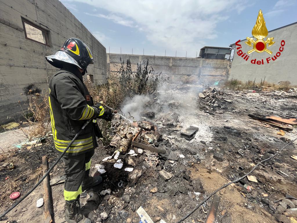 Catania, fiamme in via Acquicella Porto: vigili del fuoco in azione – Foto