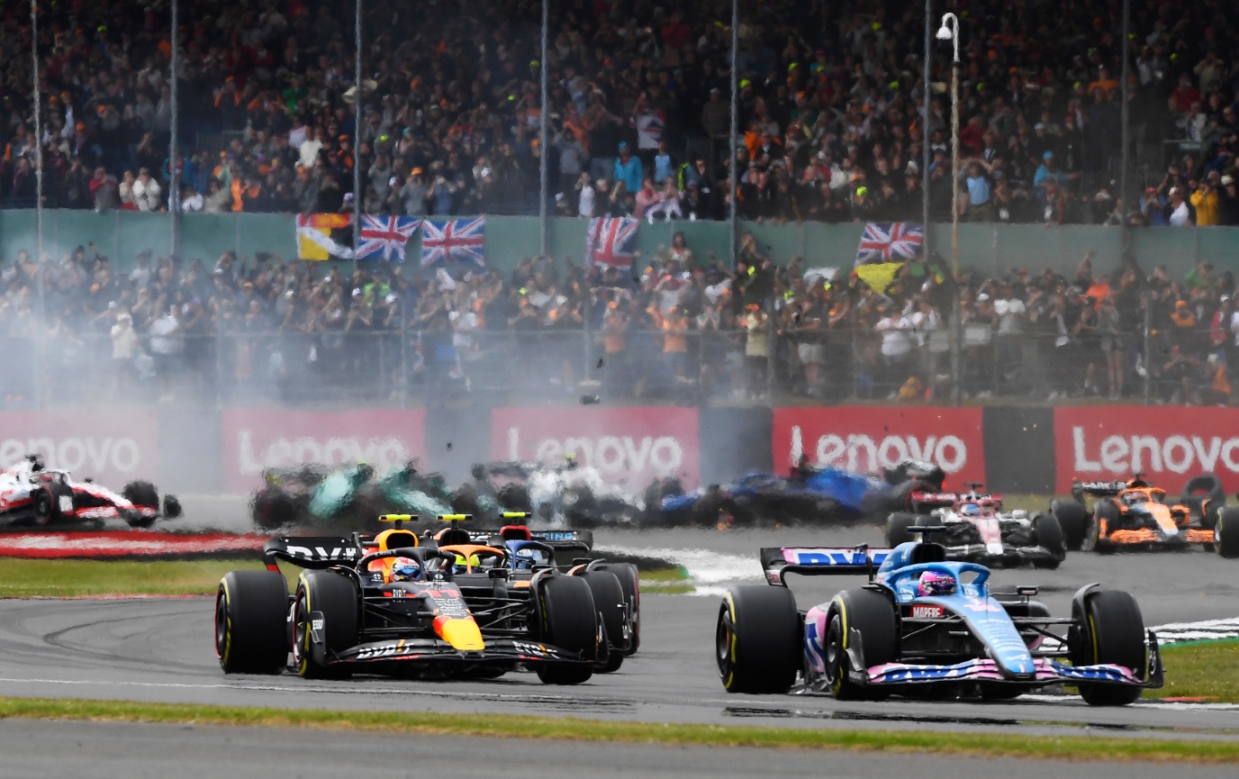 Formula 1, grave incidente a Silverstone: l’Alfa Romeo di Zhou si ribalta, le condizioni