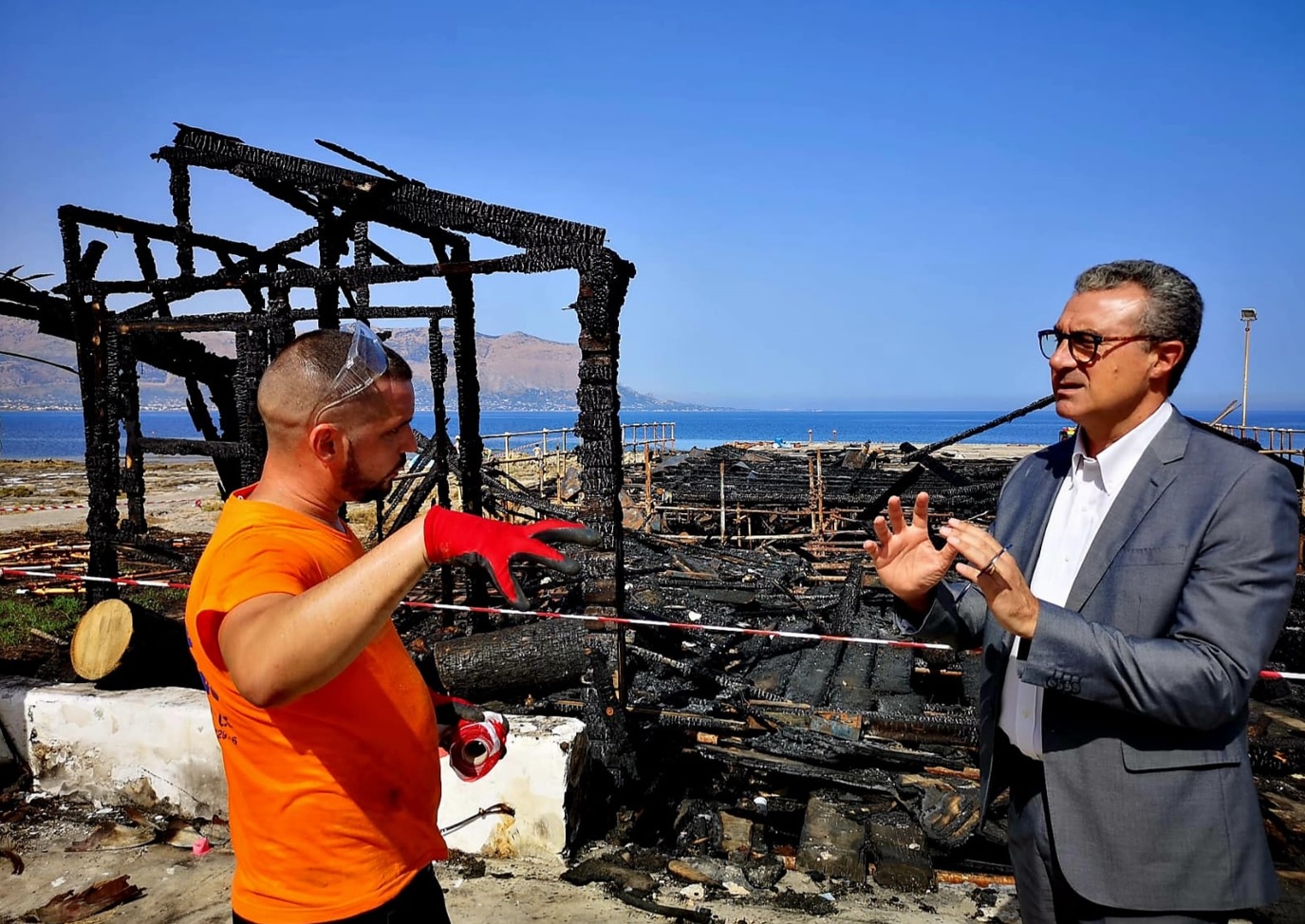 Isola delle Femmine, al via demolizione struttura abusiva dopo incendio. Cordaro: “Non ci lasciamo intimidire”