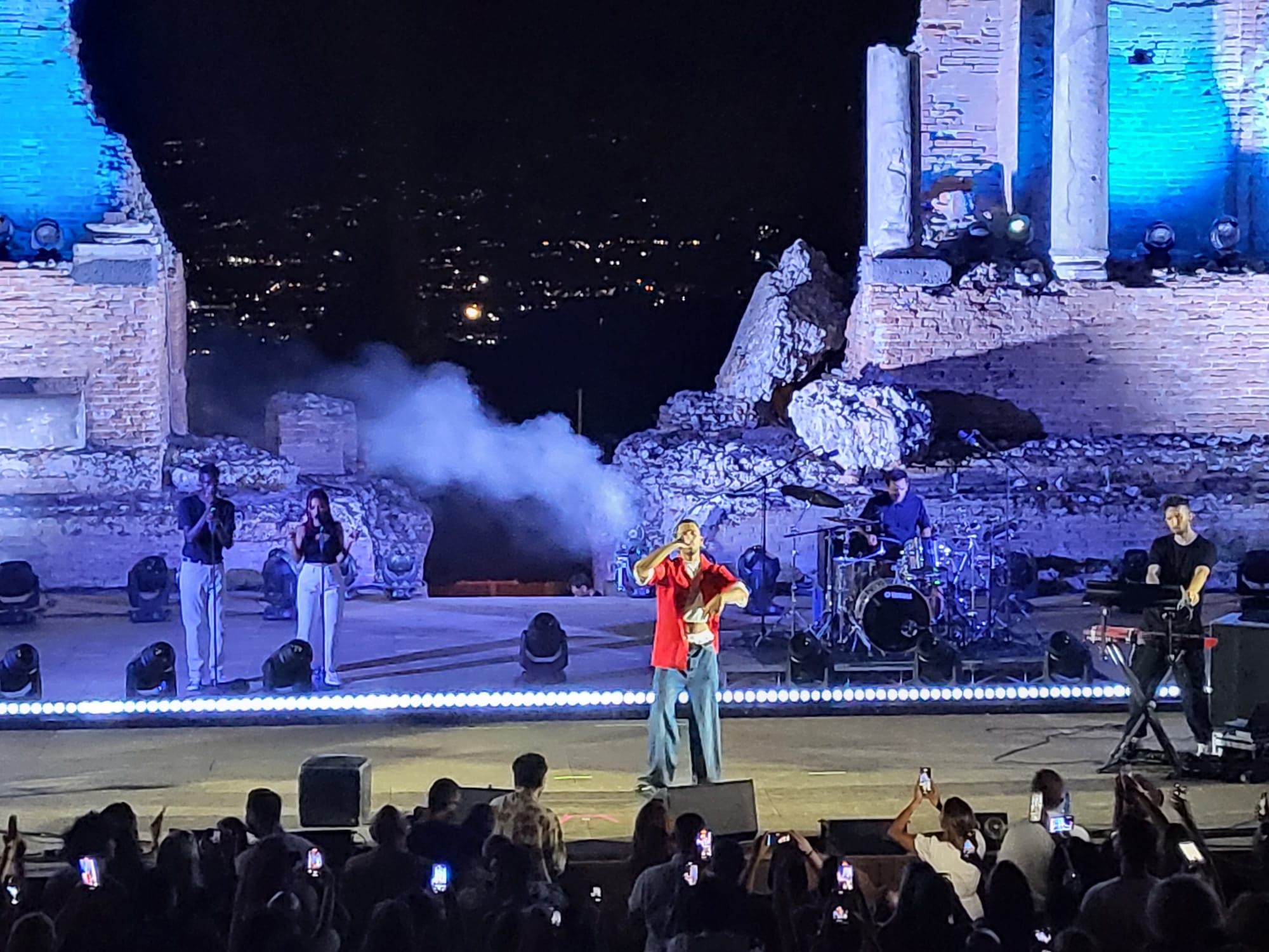 Mahmood incanta Taormina e duetta con i fans, la fotogallery del concerto