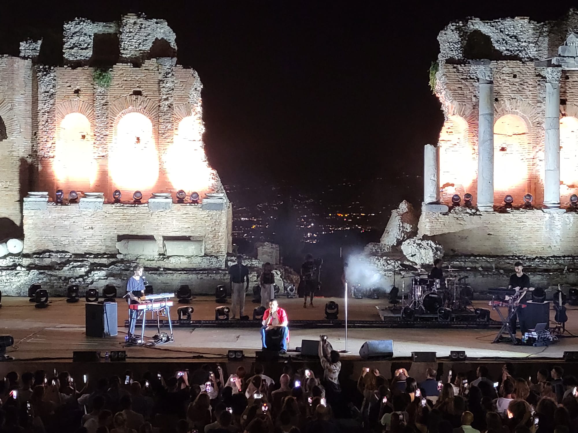 Mahmood incanta Taormina e duetta con i fans, la fotogallery del concerto