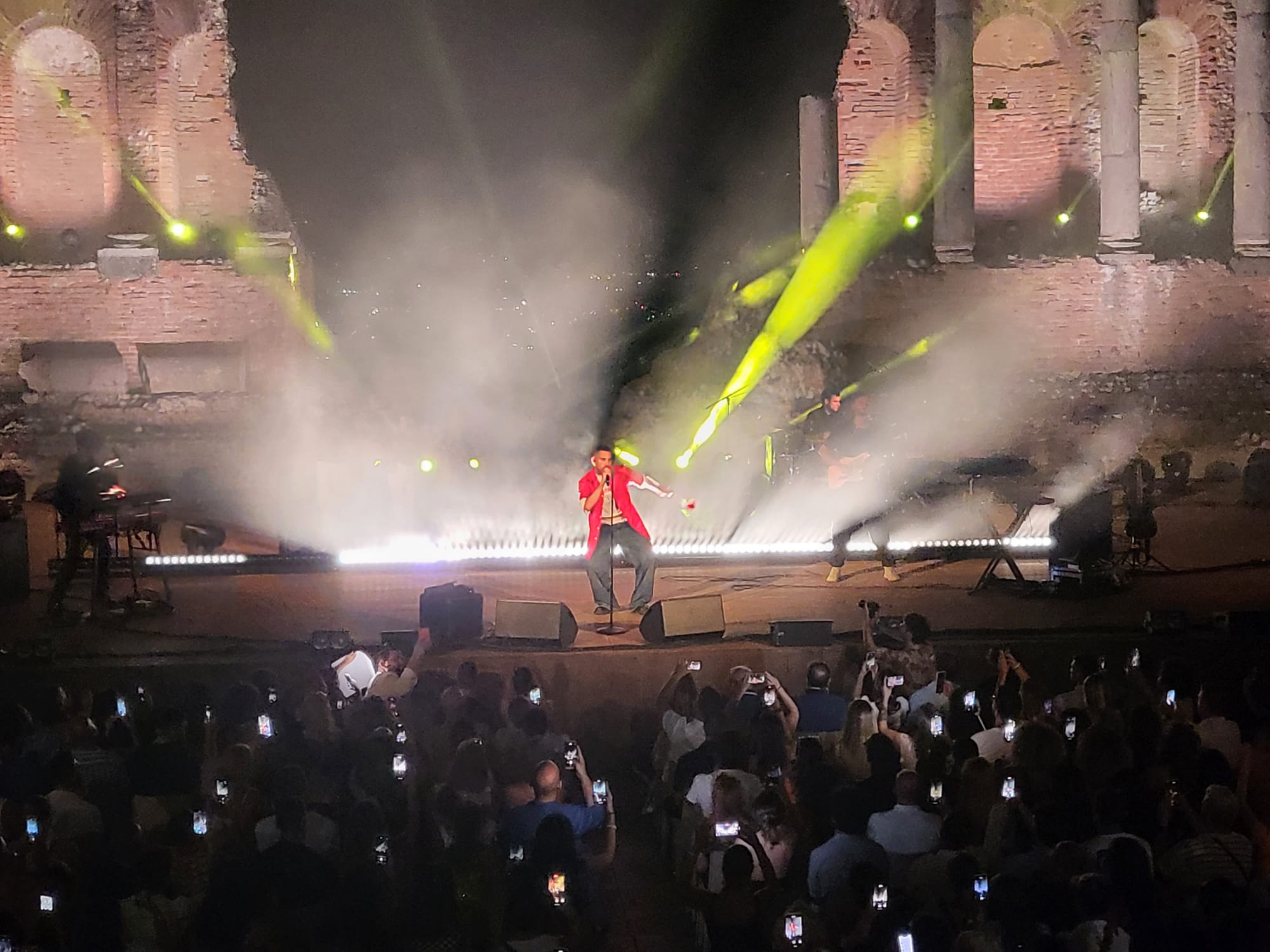 Mahmood incanta Taormina e duetta con i fans, la fotogallery del concerto