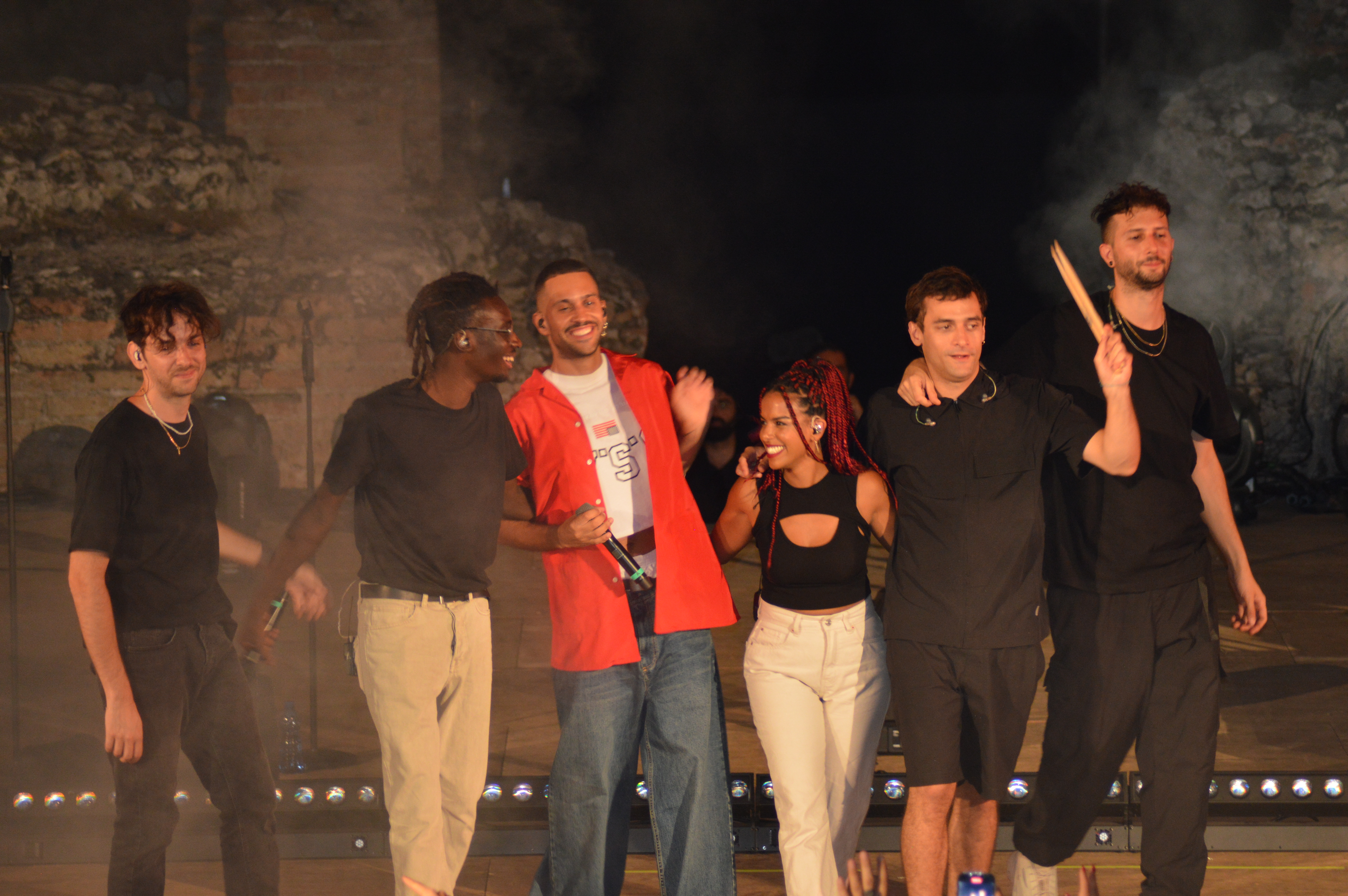 Mahmood incanta Taormina e duetta con i fans, la fotogallery del concerto