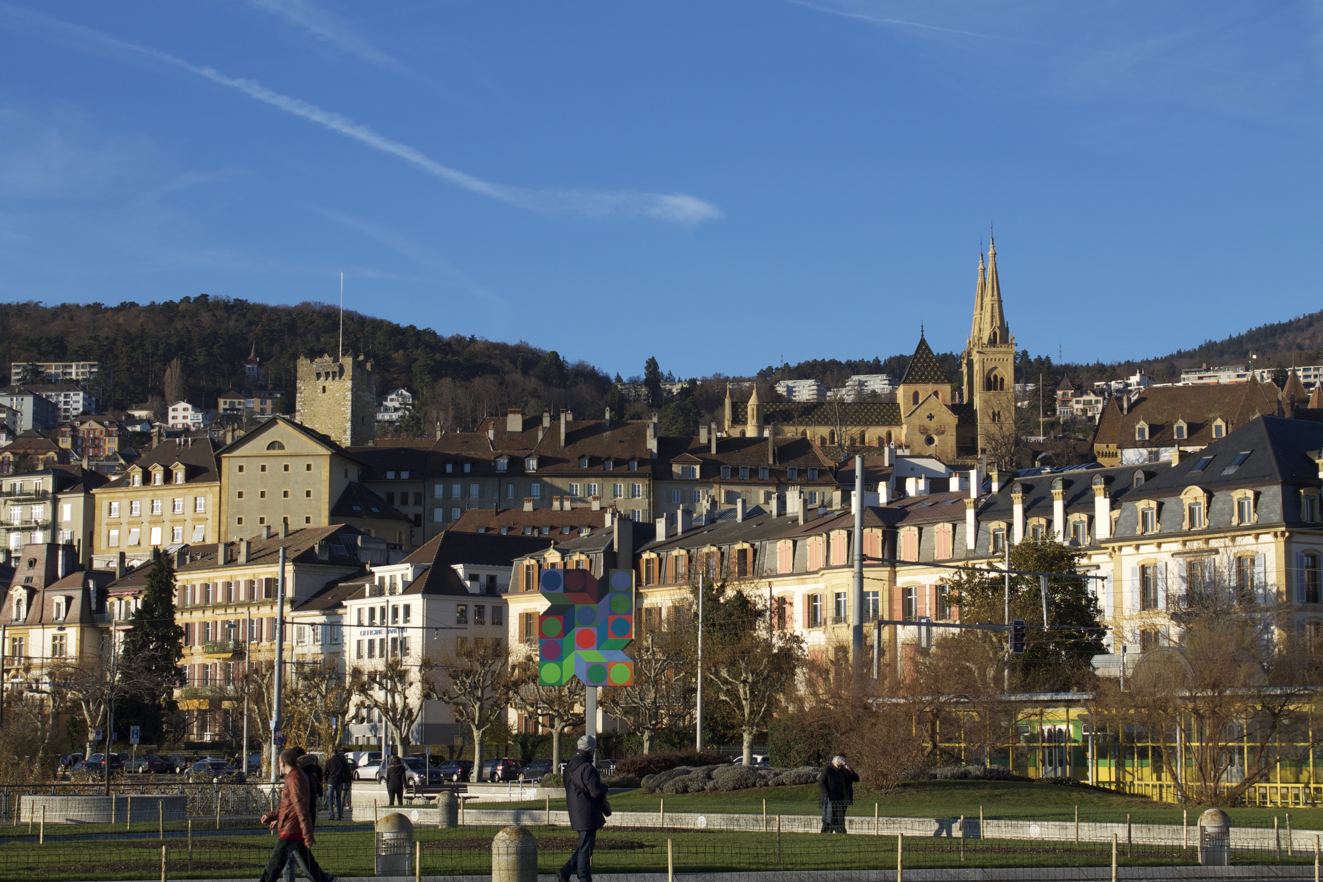 Si lancia nel vuoto insieme ai figli piccoli, tre persone perdono la vita
