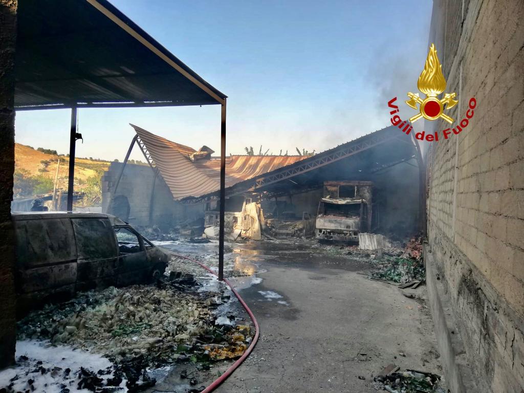 Paura a Ramacca, a fuoco capannone di bevande – Le foto del rogo