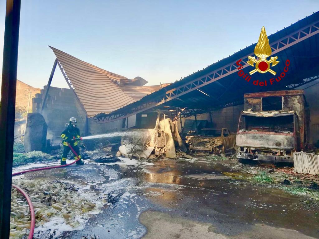 Paura a Ramacca, a fuoco capannone di bevande – Le foto del rogo