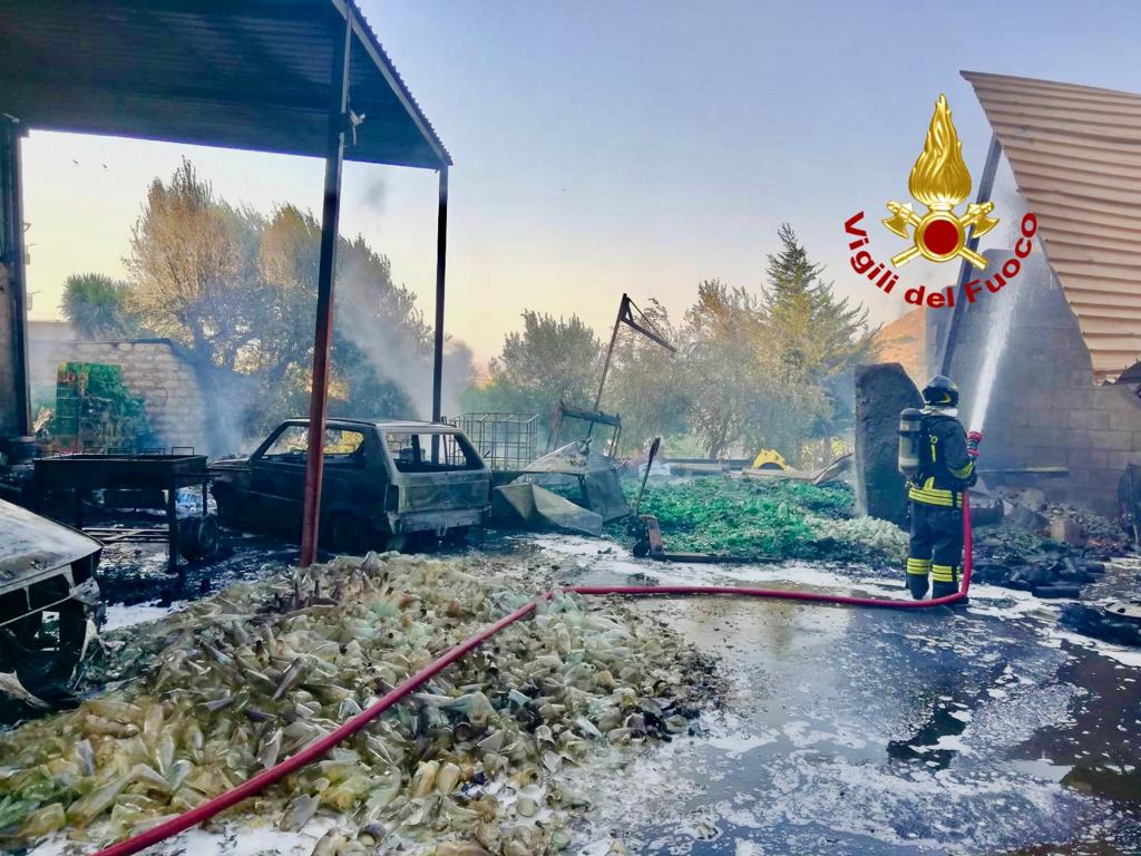 Paura a Ramacca, a fuoco capannone di bevande – Le foto del rogo