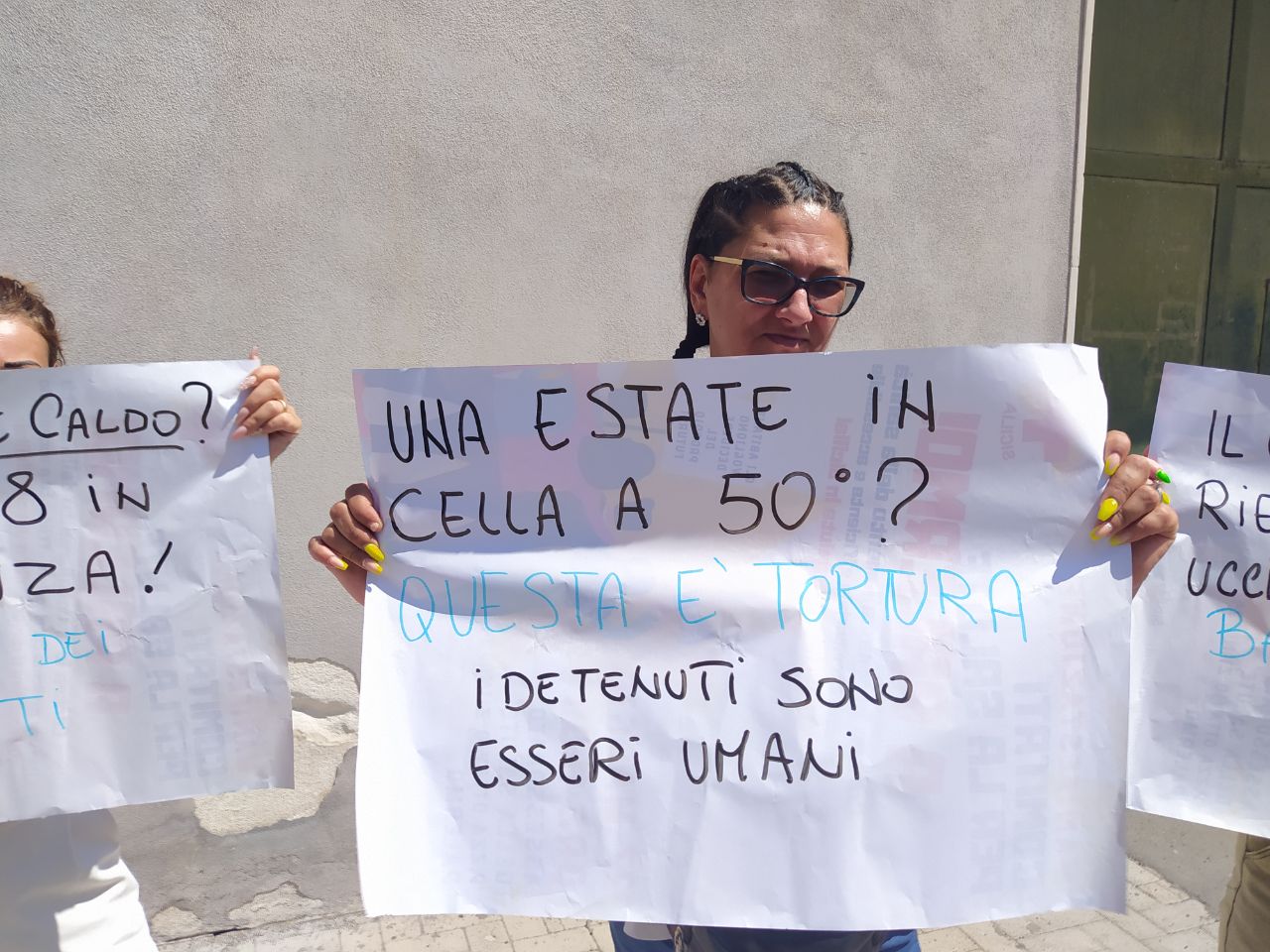 Catania, otto in cella senza un ventilatore: scatta la protesta a piazza Lanza