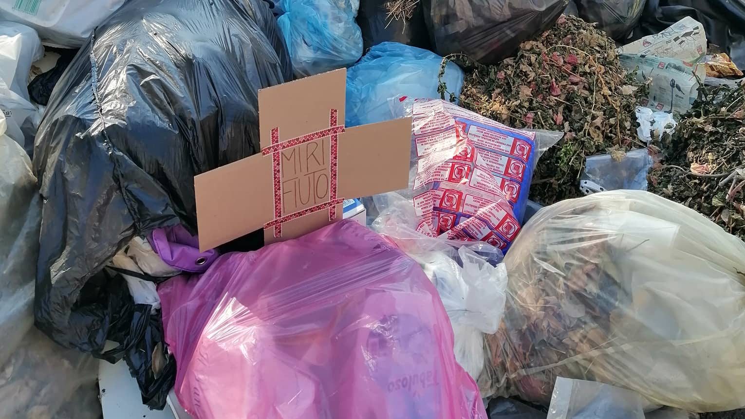 “Mi rifiuto”, croci di protesta sull’immondizia a Catania: ecco in quali zone – Fotogallery