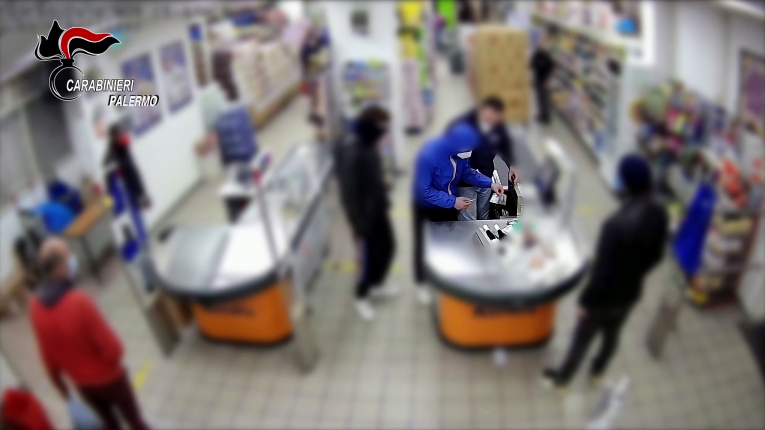 Minacciano cassieri con coltello e fuggono con l’incasso, in manette due giovani a Palermo – VIDEO