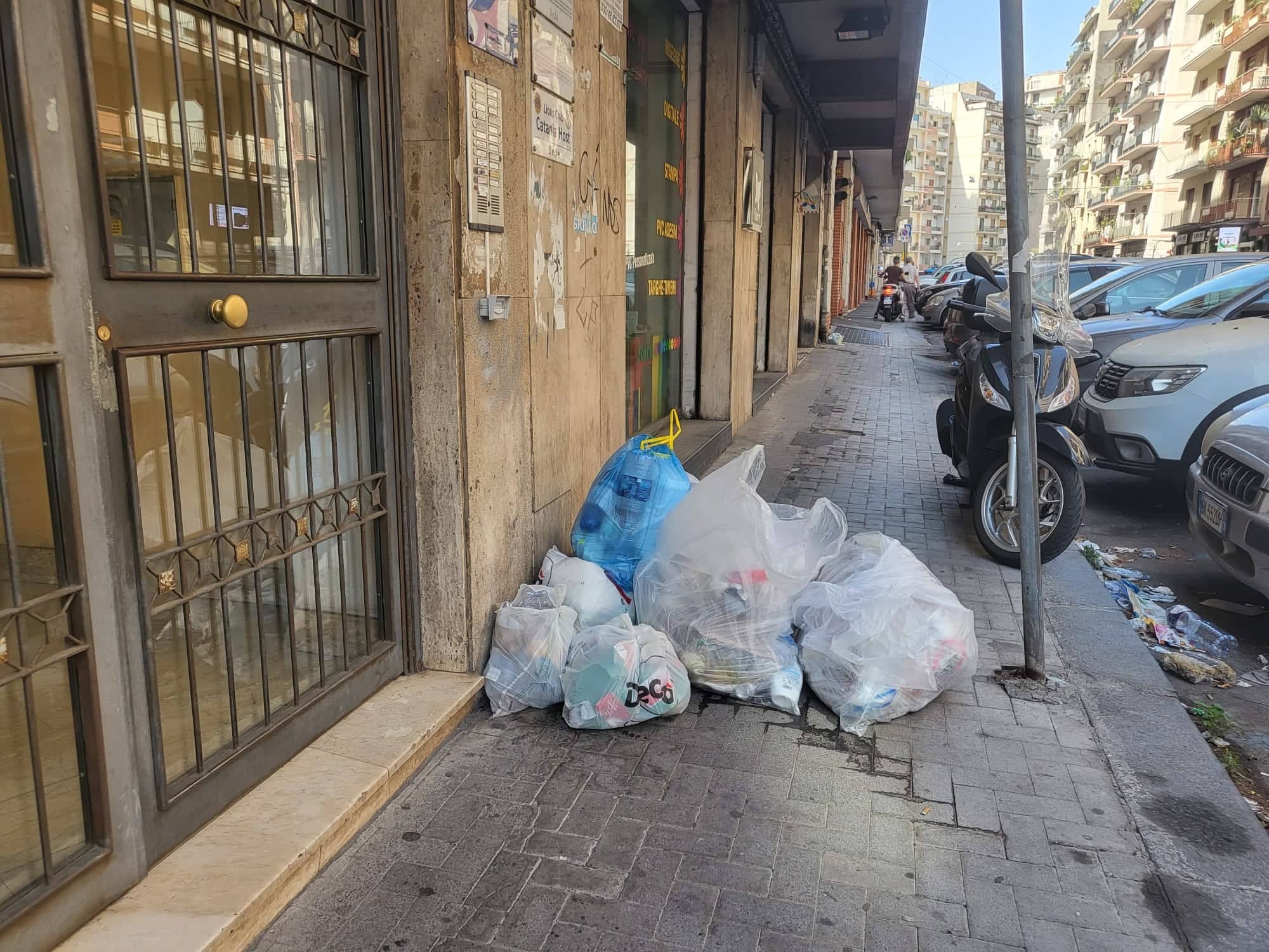Rifiuti, a Catania stenta il porta a porta: a Picanello cumuli e sporcizia