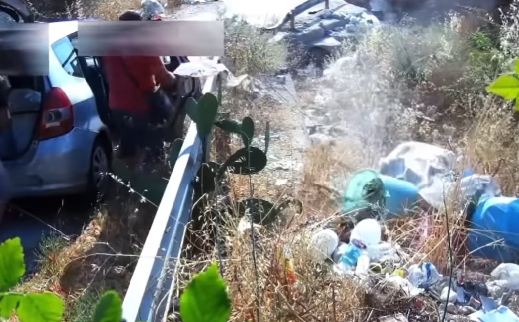 Incivili che gettano rifiuti “beccati” dalle telecamere, Selvaggia Lucarelli: “Quanto godimento”