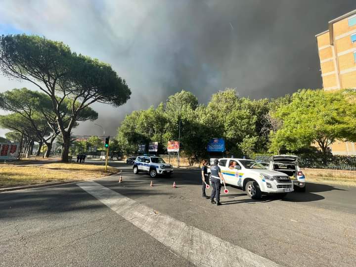 Incendi a Roma, nubi di fumo e botti