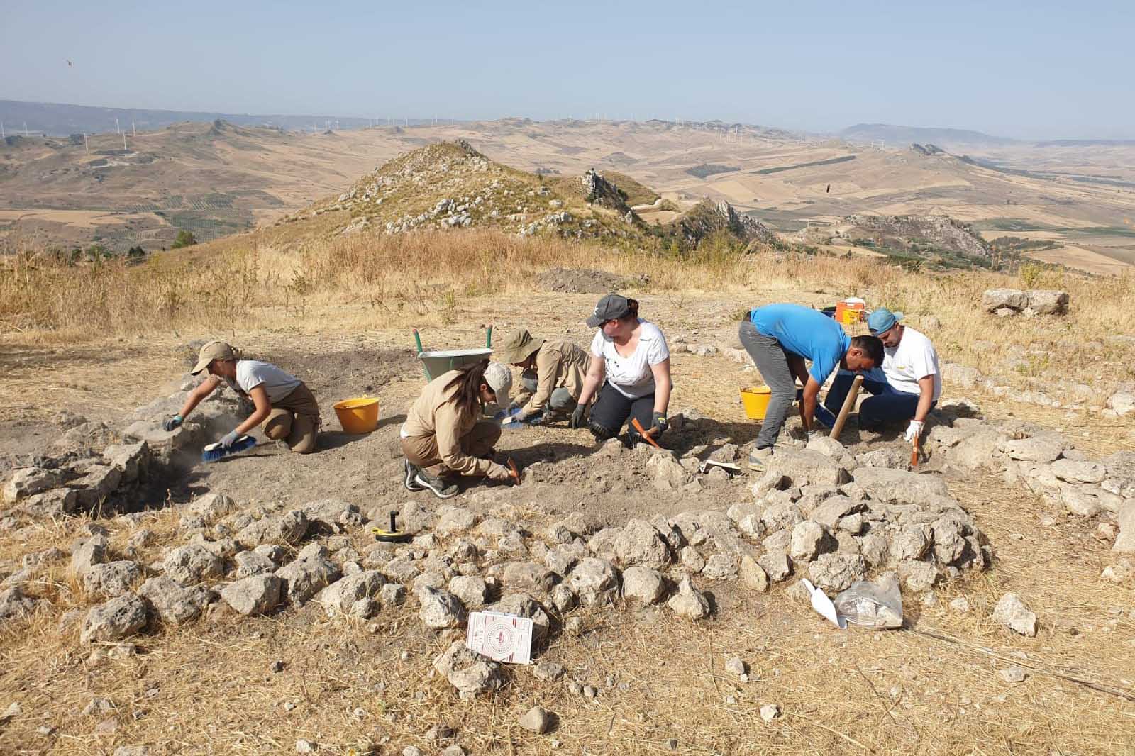 Ramacca, riprendono le ricerche archeologiche avviate negli anni ‘70 FOTO