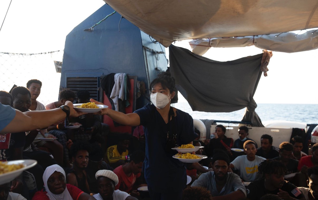 Sea Watch 3 chiede aiuto: “Ben 128 minori sotto il caldo asfissiante, è disumano”