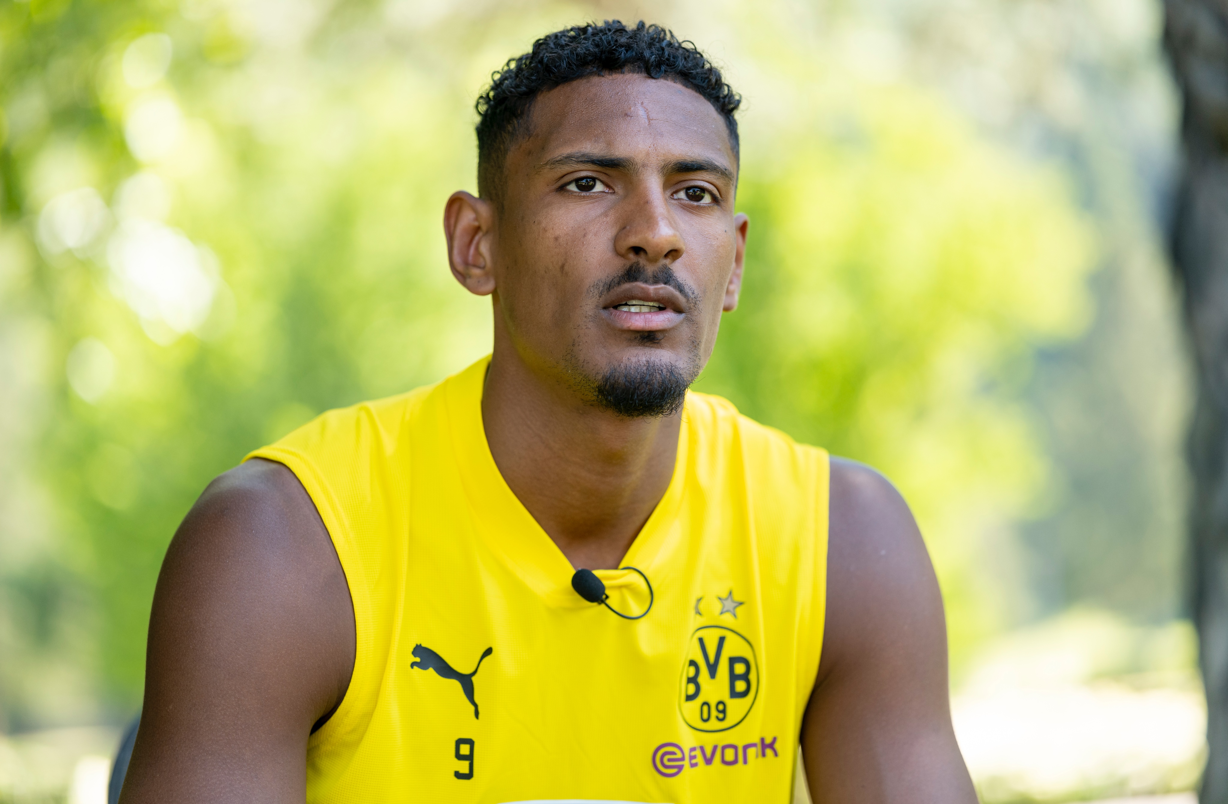 Choc nel calcio, Haller ha un tumore ai testicoli: l’attaccante del Borussia lascia il ritiro