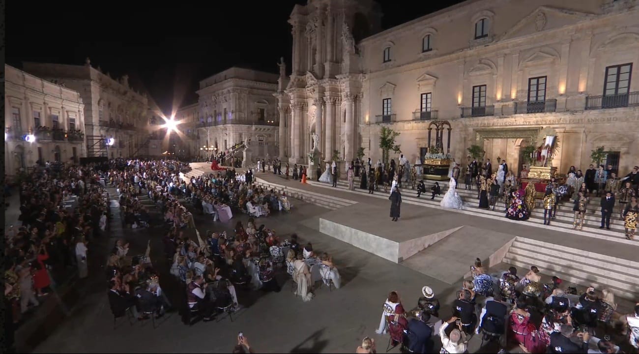Dolce e Gabbana a Siracusa, l’evento e l’omaggio alla Sicilia – FOTO Dolce e Gabbana a Siracusa, l’evento e l’omaggio alla Sicilia – FOTO