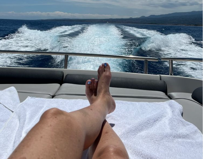 Sant’Alessio fa impazzire Sharon Stone. E i cittadini la invocano: “Diventi la nostra regina”