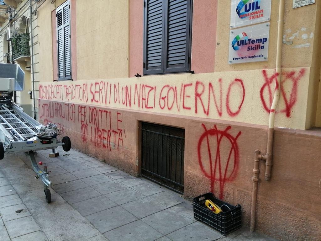 “La dittatura è servita”, scritte no vax sui muri della sede di Uil Sicilia: raid vandalico nella notte