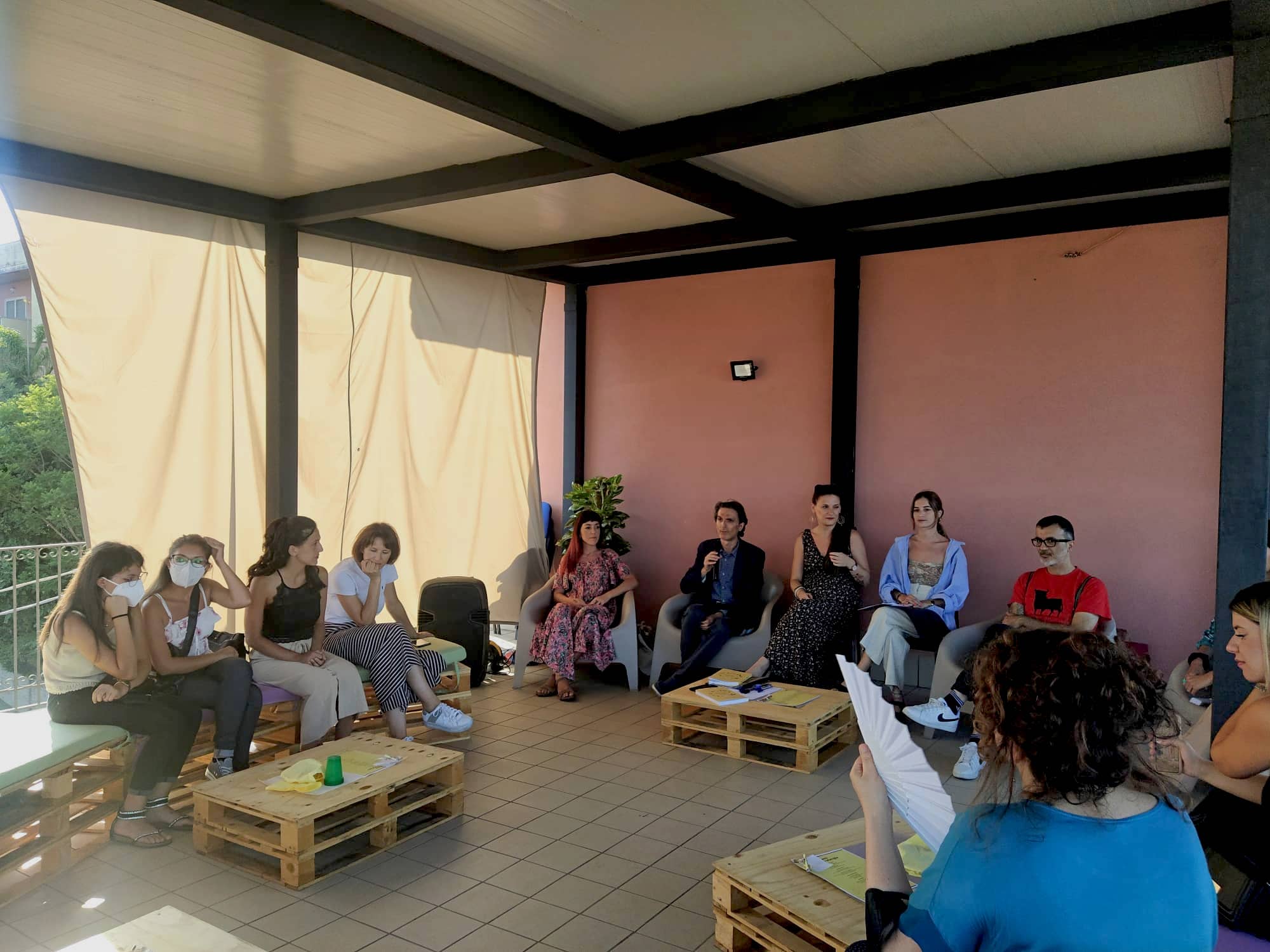 Telefoni spenti e sensi accesi: “Zitto e mangia”, il libro che riscopre i piaceri della tavola