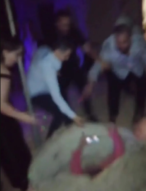 La drammatica sequenza della caduta di Antonio Andriani nel pozzo