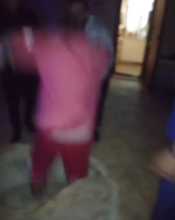 La drammatica sequenza della caduta di Antonio Andriani nel pozzo