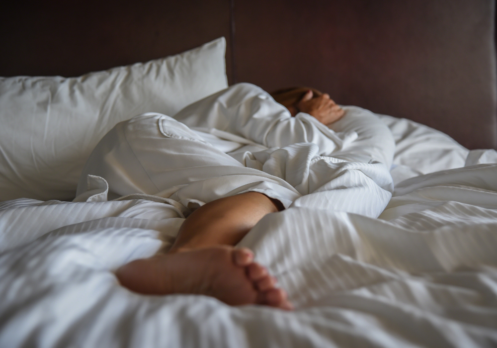 Caldo e afa tengono svegli 12 milioni di italiani: ecco i trucchi per dormire