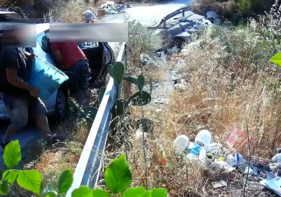 Lotta ai rifiuti abbandonati nel siracusano ma telecamere e multe non bastano