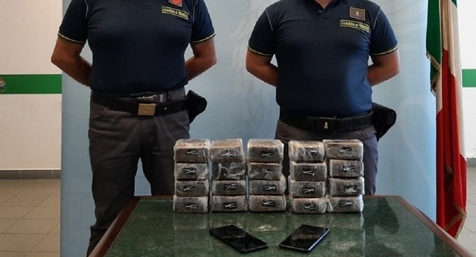 Viaggiavano sulla Palermo-Catania con 10 chili di hashish: due arresti