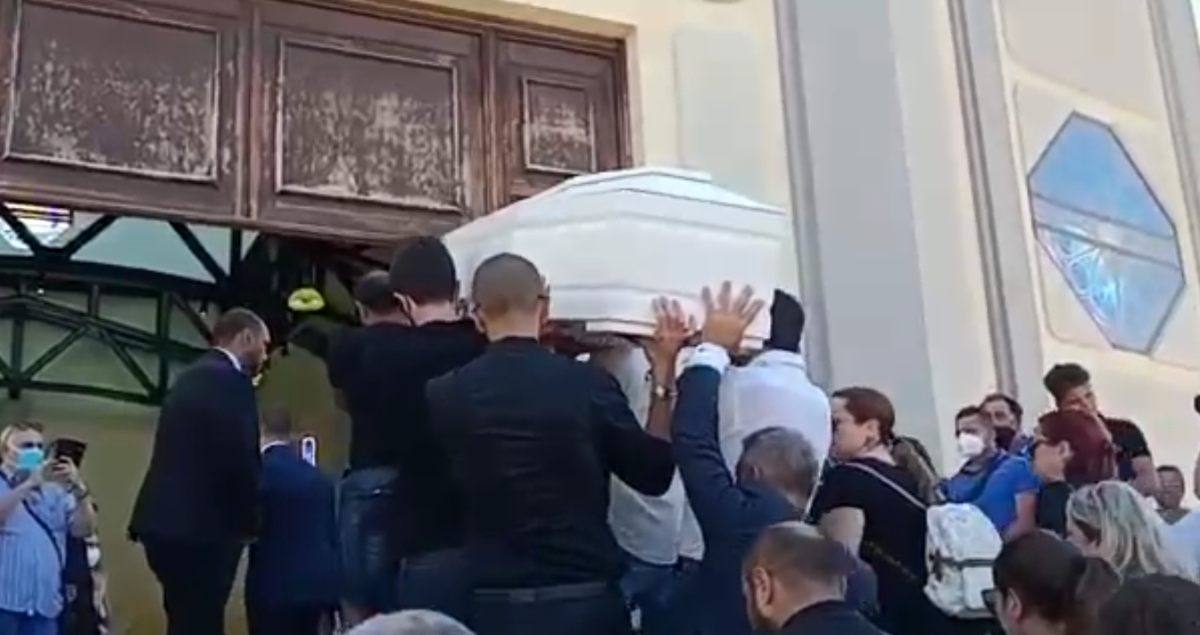 Bimbo morto a Sharm, i funerali di Andrea Mirabile tra rabbia e dubbi – Foto e video
