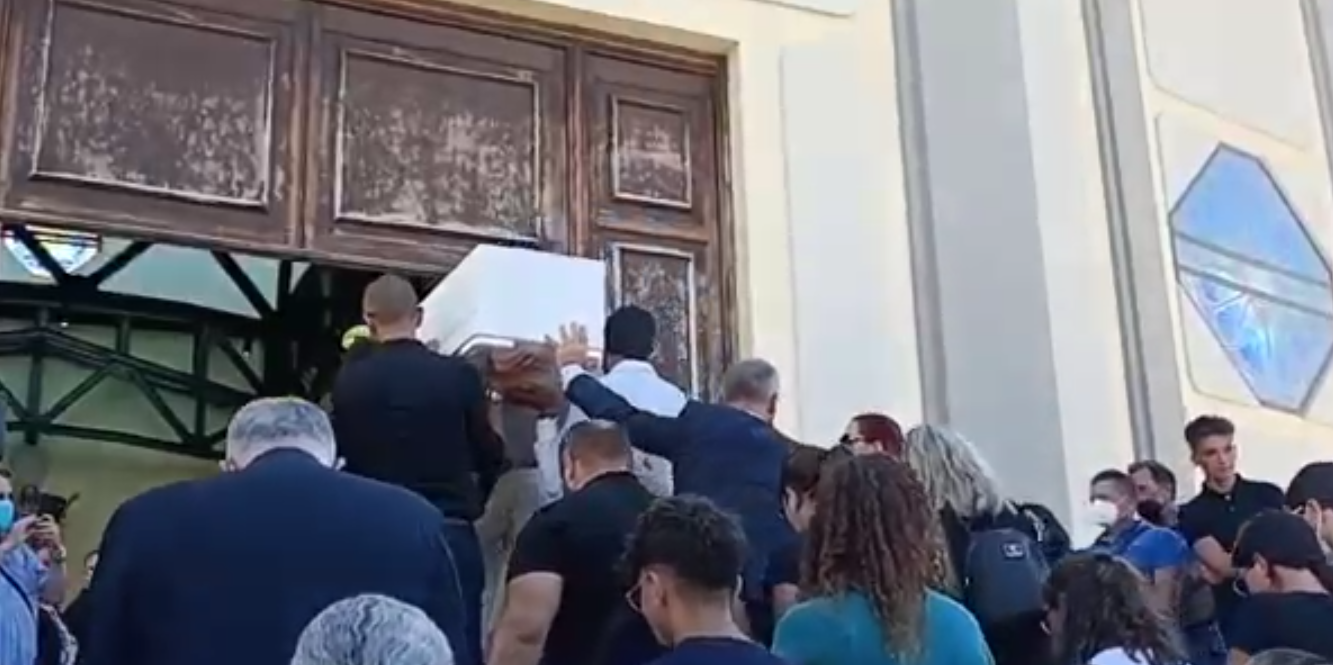 Bimbo morto a Sharm, i funerali di Andrea Mirabile tra rabbia e dubbi – Foto e video
