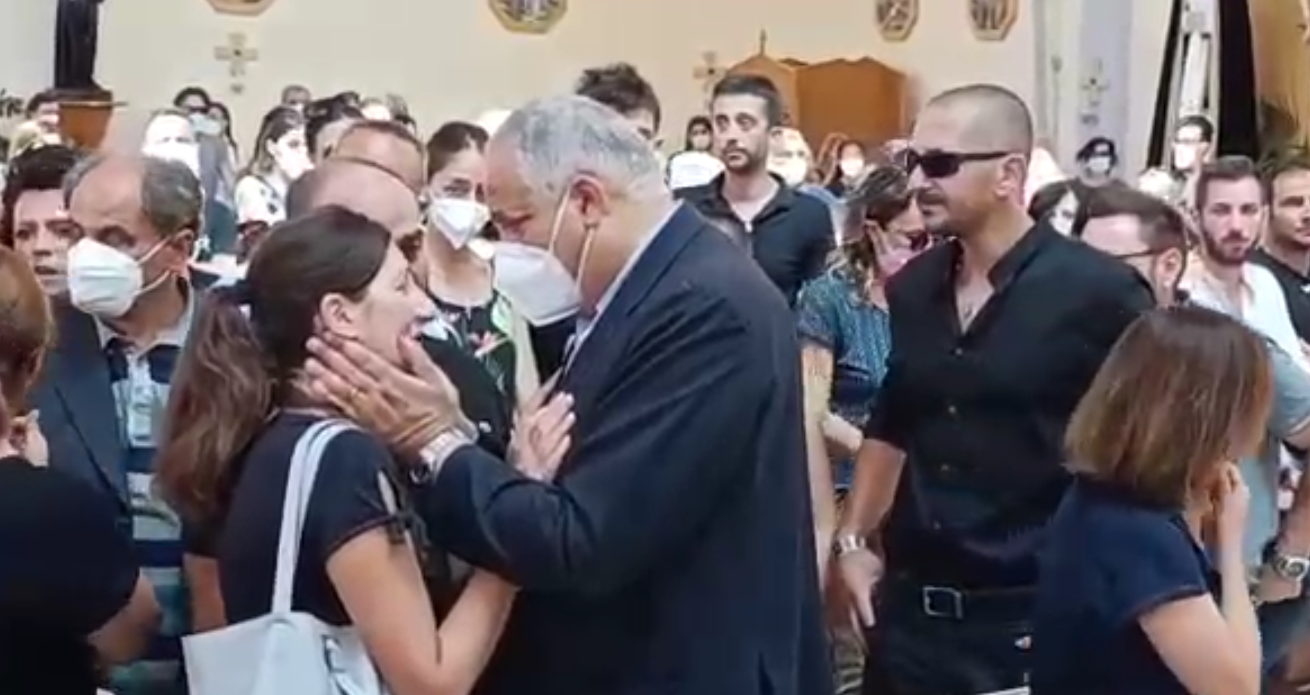 Bimbo morto a Sharm, i funerali di Andrea Mirabile tra rabbia e dubbi – Foto e video