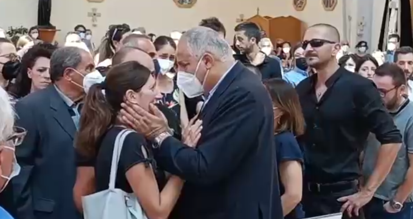 Bimbo morto a Sharm, i funerali di Andrea Mirabile tra rabbia e dubbi – Foto e video