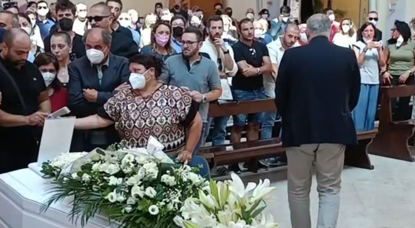 Bimbo morto a Sharm, i funerali di Andrea Mirabile tra rabbia e dubbi – Foto e video