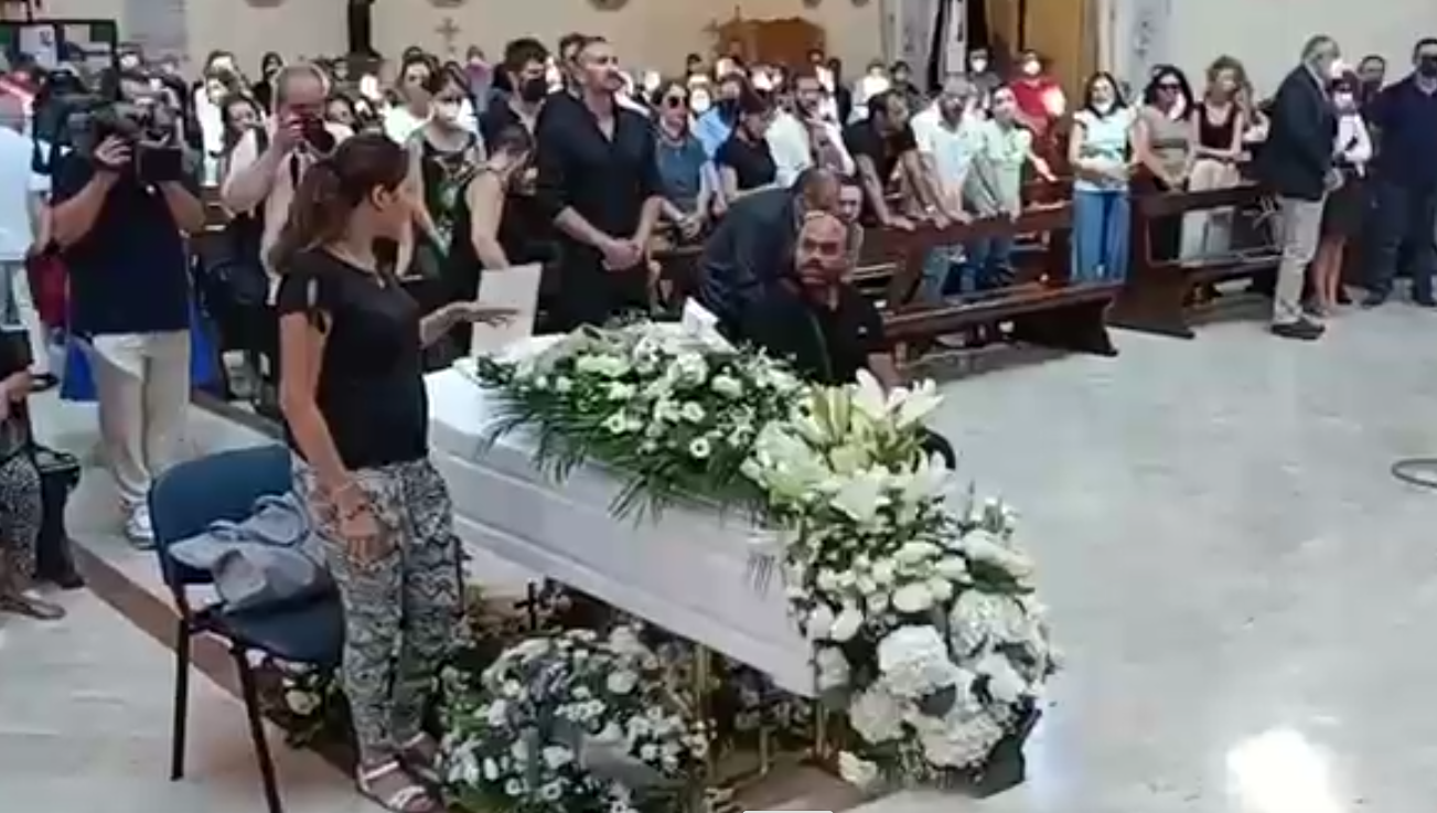 Bimbo morto a Sharm, i funerali di Andrea Mirabile tra rabbia e dubbi – Foto e video