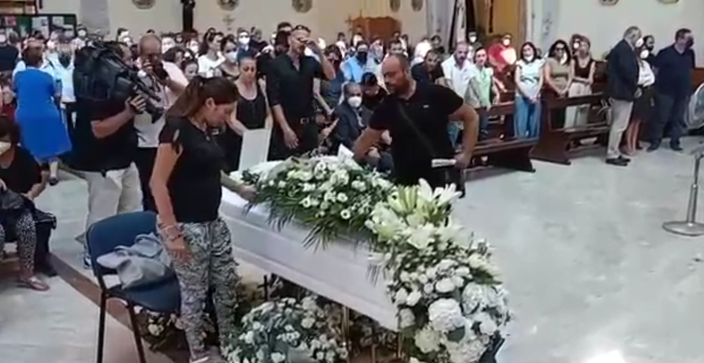 Bimbo morto a Sharm, i funerali di Andrea Mirabile tra rabbia e dubbi – Foto e video