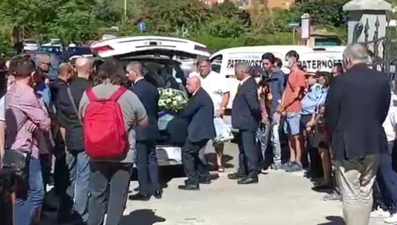 Bimbo morto a Sharm, i funerali di Andrea Mirabile tra rabbia e dubbi – Foto e video